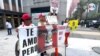 Un reducido grupo de peruanos criticaron, frente a las instalaciones de las Naciones Unidas en Nueva York, las políticas del presidente Pedro Castillo aprovechando que estaba ahí para la 77ª Asamblea General de las Naciones Unidas. Foto: [Antoni Belchi, VOA].