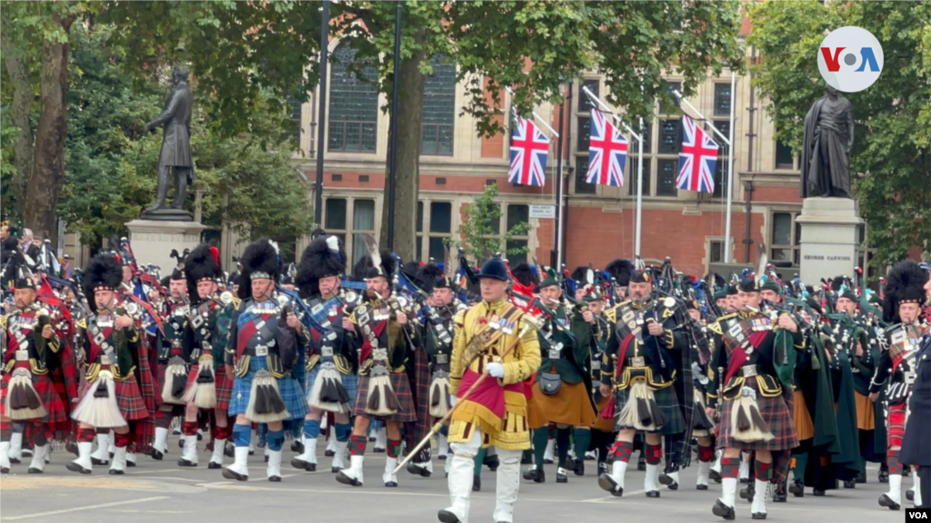 Varias bandas desfilan a la espera de que salga el féretro de la reina Isabel II. 
