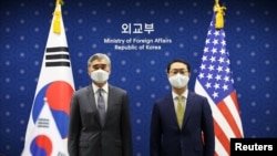 성 김(왼쪽) 미 국무부 대북특별대표와 김건 한국 외교부 한반도평화교섭본부장이 지난 6월 서울에서 회동하고 있다. (자료사진)