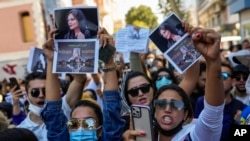 Para pengunjuk rasa di luar konsulat jenderal Iran di Istanbul, Turki, meneriakkan slogan-slogan dengan memegang gambar Mahsa Amini saat melancarkan aksi protes, Rabu, 21 September 2022. (AP/Francisco Seco)
