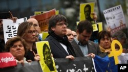 El expresidente regional de Cataluña, Carles Puigdemont, centro, participa de una protesta contra las condenas a los separatistas catalanes frente a la sede de la Comisión Europea, Bruselas, martes 15 de octubre de 2019.