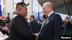ប្រធានាធិបតី​រុស្ស៊ី​លោក Vladimir Putin ចាប់ដៃ​ជាមួយ​មេដឹកនាំ​កូរ៉េ​ខាងជើង​លោក Kim Jong Un ក្នុង​ពេល​ជួប​ប្រជុំ​នៅ Vostochny Сosmodrome នៅ​តំបន់ Amur ភាគ​ខាងកើត​ប្រទេស​រុស្ស៊ី នៅថ្ងៃទី១៣ ខែកញ្ញា ឆ្នាំ២០២៣។