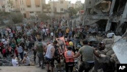 Palestinianos retiram sobreviventes de escombros depois de ataque israelita em Gaza