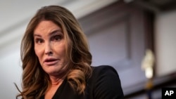 Caitlyn Jenner habla en una conferencia de prensa el 18 de marzo de 2024 en Mineola, Nueva York. La ex medallista olímpica apoya la orden de un funcionario local que prohíbe a los equipos deportivos femeninos con atletas transgénero utilizar instalaciones propiedad del condado.