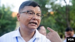 រូប​ឯកសារ៖ លោក​​ ហង់ ជួនណារ៉ុន រដ្ឋមន្រ្តី​ក្រសួង​អបរំ​​ត្រួតពិនិត្យ​វិញ្ញាសារ​នៃការប្រលង​មធ្យមសិក្សា​ទុតិយភូមិ នៅ​វិទ្យាល័យ​ព្រះស៊ីសុវត្ថិ​ នៅ​ថ្ងៃ​ច័ន្ទ ទី​២២ ខែសីហា ឆ្នាំ​២០១៦។​ (ឡេង ឡែន/VOA) 