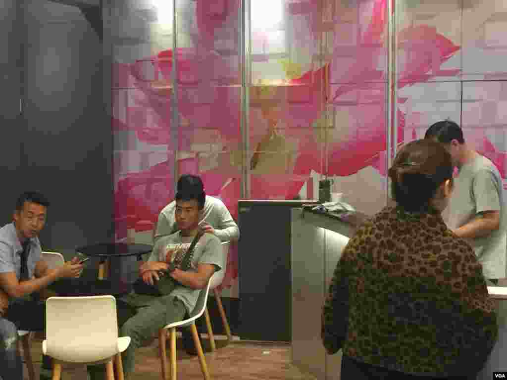 北韓"脫北者"滯留南韓駐港總領館(美國之音海彥拍攝)