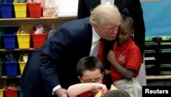 លោក Donald Trump បេក្ខជន​ប្រធានាធិបតី​ពី​គណបក្ស​សាធារណរដ្ឋ អោប​កូន​សិស្ស​នៅ​ខណៈ​លោក​ទៅ​ឃោសនា​នៅ​វិហារ​អន្តរជាតិ​នៅ​ Las Vegas រដ្ឋ Nevada កាលពី​ខែ​មុន។