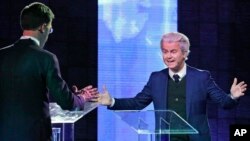 Лідер антиіммігрантської Партії свободи Ґерт Вілдерс на теледебатах з прем’єр-міністром Марком Рютте, який очолює Ліберальну партію