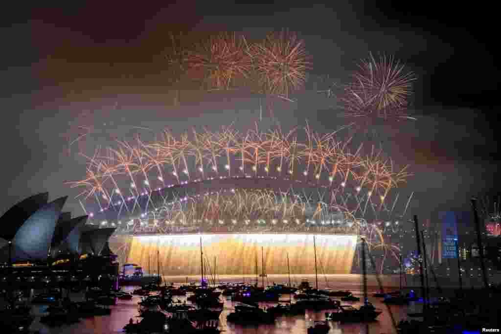 Sidney resalta de nuevo por su espectacular show de fuegos artificiales, siendo una de las primeras ciudad en recibir el año nuevo 