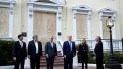 Predsednik Donald Tramp stoji ispred crkve Svetog Jovana 1. juna 2020, sa sekretarom Esperom, sekretarom za pravosuđe Vilijamom Barom, savetnikom za nacionalnu bezbednost Robertom O Brajenom, portparolkom Kejli Mekaneni i šefom kabineta Markom Medouzom