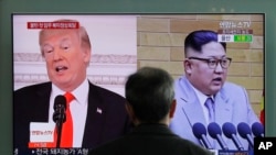 韩国首尔火车站播出川普总统将与金正恩会面的电视新闻 - 资料照片