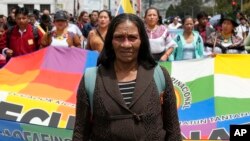 Integrantes de la comunidad indígena marchan hacia la Asamblea Nacional para presentar un proyecto de ley para una consulta libre, previa e informada en Quito, Ecuador, el martes 2 de julio de 2024. 
