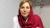 درویش زن زندانی با دستبند و پابند روی تخت بیمارستان