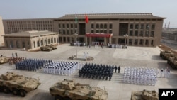 ARSIP - Foto yang diambil tanggal 1 Agustus 2017, menunjukkan personel Tentara Pembebasan Rakyat China menghadiri upacara pembukaan pangkalan militer China yang baru di Djibouti (foto: AFP Photo/STR/China OUT)
