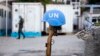 Le casque d'un gardien de la paix de l'ONU en équilibre sur une arme à Port-au-Prince, en Haïti, le 22 février 2017. (Photo: Dieu Nalio Chery/AP)