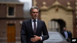 Прем'єр-міністр Дік Схооф прибуває на засідання кабінету міністрів нового уряду в Гаазі, Нідерланди, у вівторок, 2 липня 2024 року. AP/Peter Dejong