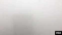 2017年元旦早晨，北京霾情加重。市郊亦莊淪為重霾區，能見度不足百米。 （美國之音新聞圖片）