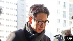 This picture taken on December 23, 2023 shows South Korean actor Lee Sun-kyun arriving at a police station in Incheon for his police questioning over his alleged use of marijuana and other psychoactive drugs.