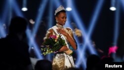 Zozibini Tunzi, dari Afrika Selatan, melakukan perjalanan pertamanya sebagai Miss Universe setelah memenangkan kontes Miss Universe 2019 di Tyler Perry Studios di Atlanta, Georgia, AS, 8 Desember 2019. (Foto: Reuters)