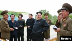 최근 김정은 북한 국방위원회 제1위원장이 조선인민군 제810군부대산하 신창양어장을 현지지도 했다고 북한 조선중앙통신이 15일 보도했다.