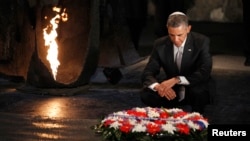 El presidente Barack Obama hace una pausa en el Hall de la Memoria del museo de niños del Holocausto en Yad Vashem, Israel.