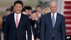 2015年9月24日，習近平與拜登在安德魯斯空軍基地舉行的抵達儀式上。