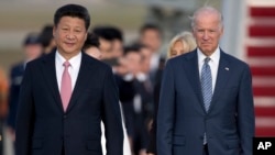 Le président chinois Xi Jinping et le vice-président américain Joe Biden à la base aérienne d'Andrews, au Maryland, le 24 septembre 2015. 
