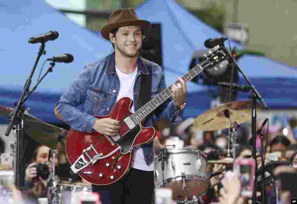 歌手奈尔·霍兰(Niall Horan)在 NBC电视网的《今天》节目里演唱(2017年 )。他参加了在曼彻斯特举行的慈善音乐会。
