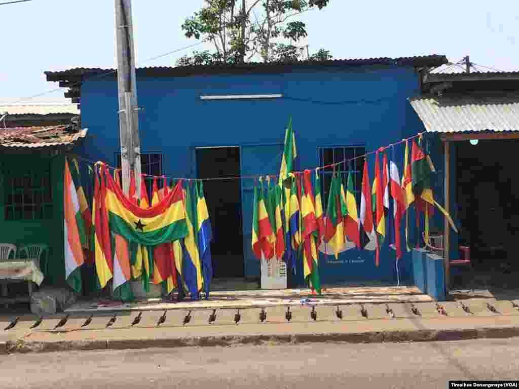 Bendera zinauzwa njiani katika mji wa Port-Gentil (VOA/ Timothée Donangmaye)
