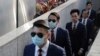 Des policiers de Hong Kong arrivent au tribunal de district de Hong Kong, le 14 février 2017, alors qu'ils étaient accusés d'avoir agressé un militant en faveur de la démocratie lors d'un incident le 15 octobre 2014. AP / Kin Cheung