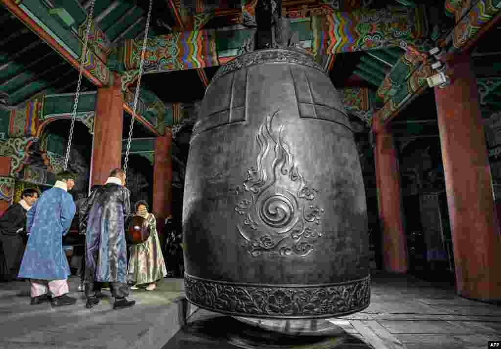 Participants hit a huge bell to welcome the 2025 New Year's Day, during celebrations post midnight at the Bosingak pavilion in central Seoul, South Korea, Jan. 1, 2025.