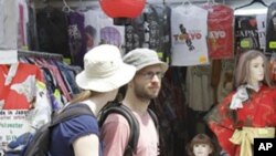 日本震災後﹐日本東京商場的外國游客(資料照片)
