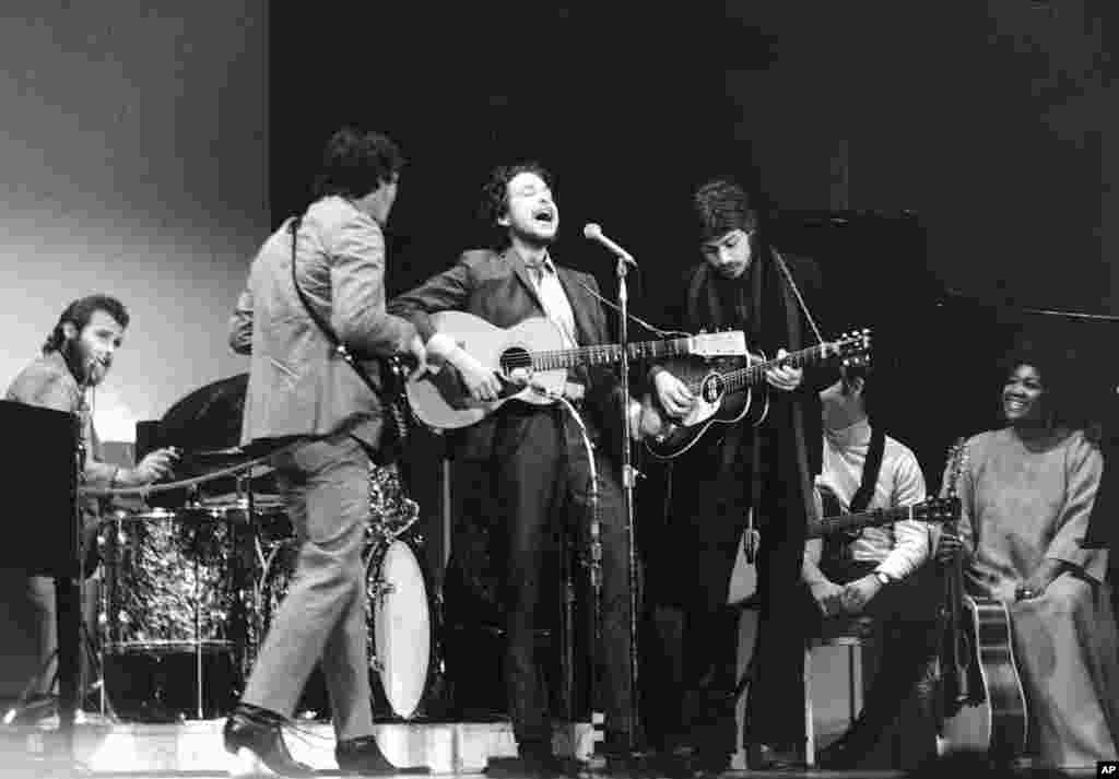 1968年1月20日民歌歌手鲍勃·迪伦(中)和乐队在纽约卡内基音乐厅演出。