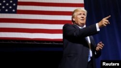 El tono que utilizó Trump en Arizona fue más agresivo que el de horas antes en la Ciudad de México con el presidente mexicano, Enrique Peña Nieto.