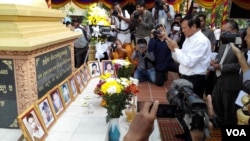 លោក កឹម សុខា អនុប្រធាន​គណបក្ស​សង្គ្រោះ​ជាតិ​និង​ជា​អនុប្រធាន​ទី​១​រដ្ឋសភា​ជាតិ​កាល​ពី​ថ្ងៃ​ច័ន្ទ​ទី​៣០ ខែ​មីនា ឆ្នាំ​២០១៥ ចូល​រួម​ពិធី​បុណ្យ​ខួប​តី​១៨​នៃ​ការ​វាយ​ប្រហារ​ដោយ​គ្រាប់​បែក​លើ​ហ្វូង​បាតុករ​កាល​ពី​ថ្ងៃ​ទី​៣០​ ខែ​មីនា​ ឆ្នាំ​១៩៩៧​នៅ​រាជធានី​ភ្នំពេញ។ (ហេង រស្មី/VOA)