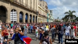 La gente camina por una de las principales calles de La Habana, Cuba, coreando consignas contra el gobierno el 11 de julio de 2021. Se trató de las primeras protestas masivas en varias décadas.