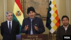 El presidente de Bolivia, Evo Morales al centro, el vicepresidente, Álvaro Garcia Linera, y el canciller, David Choquehuanca, al realizar el anuncio de suspensión del gasolinazo.