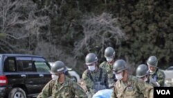 Las fuerzas de autodefensa de Japón siguen retirando víctimas de entre los escombros.