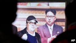 南韓首爾火車站的電視顯示北韓領導人金正恩及其長兄金正男的照片（2017年2月14日）
