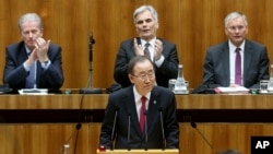 U.N. Secretary-General Ban Ki-moon, center, attends a session of Austria's lower house at the parliament in Vienna, Austria, April 28, 2016. 