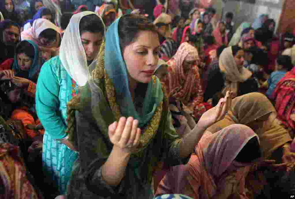 Mata A Pakistan Na Addu'a Da Juyayin Rasuwar 'Yan Uwan Su, Da Bam Ya Harin Bam Ya Hallaka, Maris 28, 2016. Christian women pray during an Easter service at St Anthony's Church in Lahore, Pakistan, March 27, 2016.