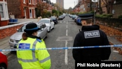 Des policiers montent la garde après l'explosion d'une voiture devant l'hôpital pour femmes de Liverpool, en Grande-Bretagne, le 15 novembre 2021.
