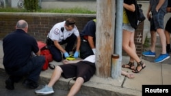 ARSIP - Paramedis dari Cataldo Ambulance dan petugas P3K berusaha untuk menyadarkan seorang pria berusia 32 tahun yang ditemukan tidak sadar dan tidak bernafas setelah mengalami overdosis opioid di trotoar pinggiran kota Boston yaitu di Everett, Massachusetts, AS, 23 Agustus 2017 (foto: Reuters/Brian Snyder)