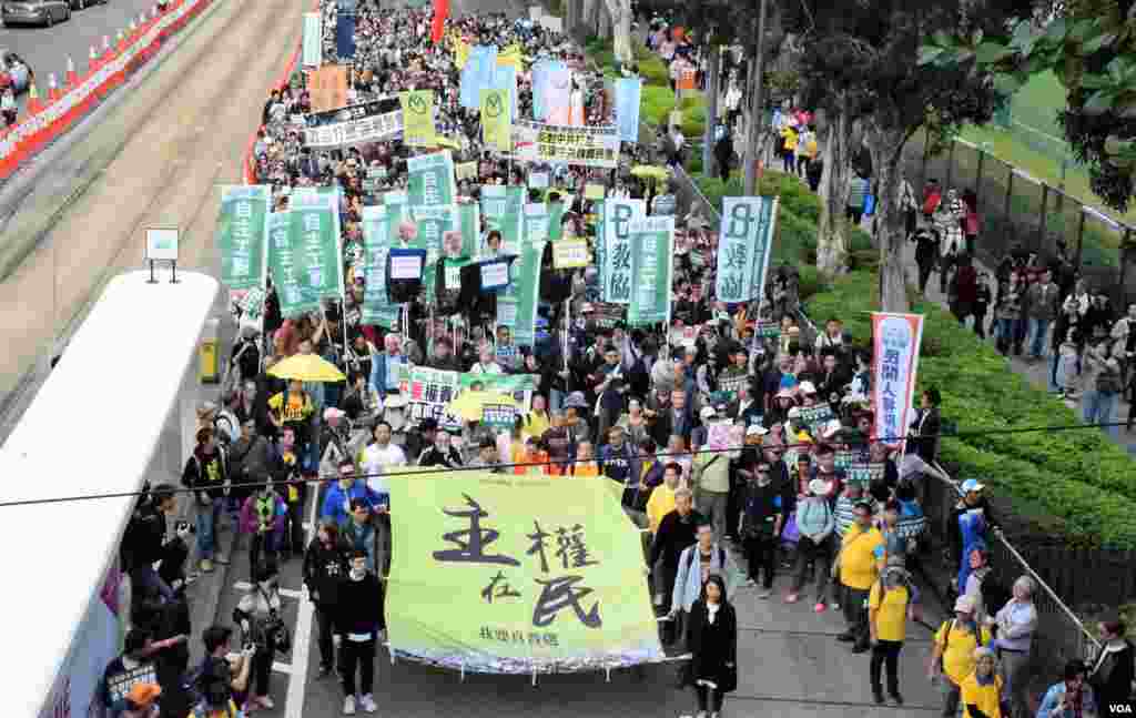 香港团体民间人权阵线发起元旦民主示威。主办者表示有9100多人参加,但香港警方估计顶多有4800人。 ( 2017年1月1日,美国之音湯惠芸拍摄)