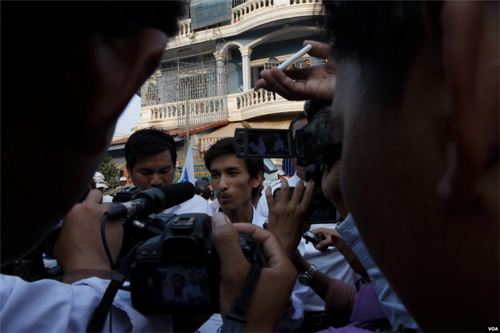 A leader of the self-claim university students, Srey Chamroeun talks to journalists explaining his petition in front to Kem Sokha's house. The group took series of protests against the leaked sexual scandal, claiming the conversations effected Cambodian culture. (Leng Len/VOA Khmer)