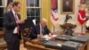 Trump descubre la carta de Biden en la Oficina Oval