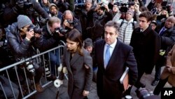 Michael Cohen (centro) exabogado personal del presidente de EE.UU., Donald Trump, llega a una corte federal, acompañado por sus hijos, el 12 de diciembre de 2018.