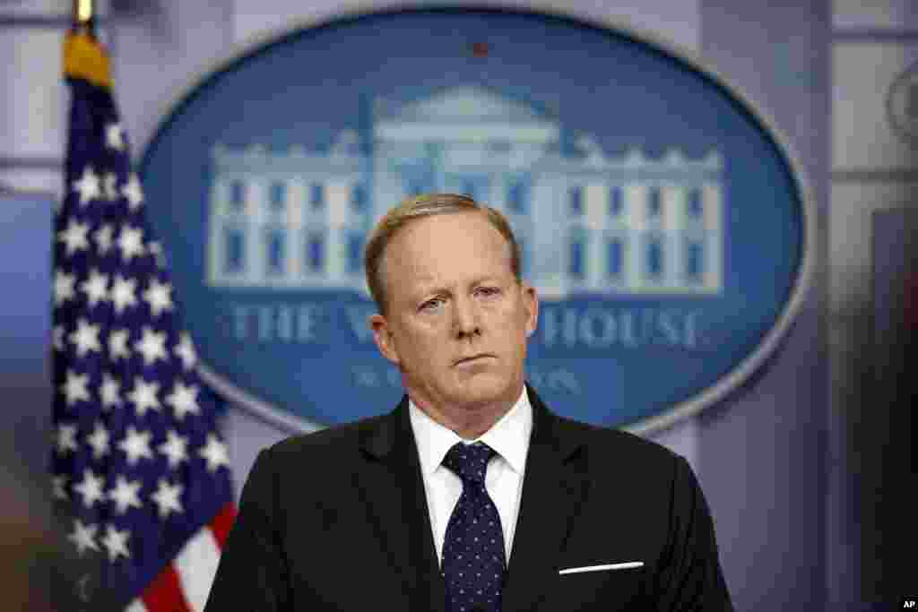 Le 21 juillet 2017, après avoir expliqué au président son désaccord avec la nomination de Scaramucci à la communication, Sean Spicer quitte la Maison Blanche. Sean Spicer écoute la question d'une journaliste lors d'un briefing à la Maison Blanche, Washington, 20 juin 2017.