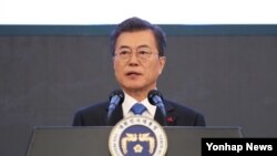 Presiden Korea Selatan, Moon Jae-in dalam konferensi pers di Seoul, 10 Januari 2018. (Foto: dok).