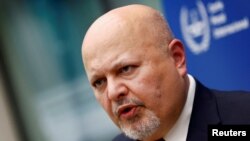 ARCHIVO: En esta foto no fechada, el fiscal de la Corte Penal Internacional, Karim Khan, habla durante una entrevista con Reuters.